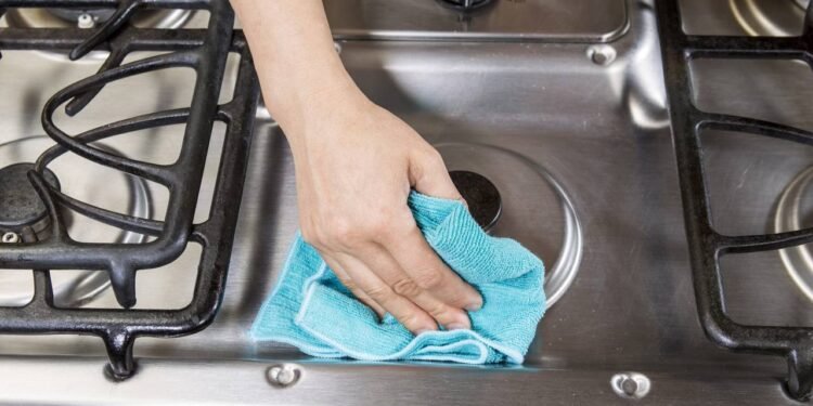 Em 2025, truques de limpeza caseira voltaram a viralizar, e um dos mais curiosos envolve uma dupla improvável - Créditos: depositphotos.com / tab62