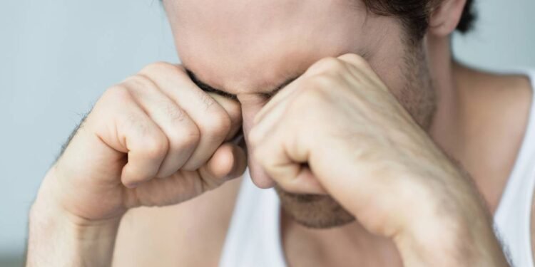 Por que não é recomendado coçar os olhos e o que pode acontecer segundo especialistas?