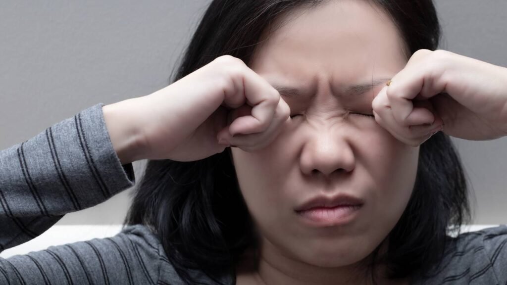 Por que não é recomendado coçar os olhos e o que pode acontecer segundo especialistas?