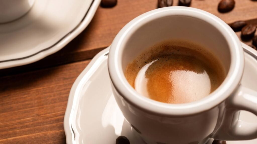 Quem deixa um pouco de café na xícara costuma ter essas características, segundo a psicologia