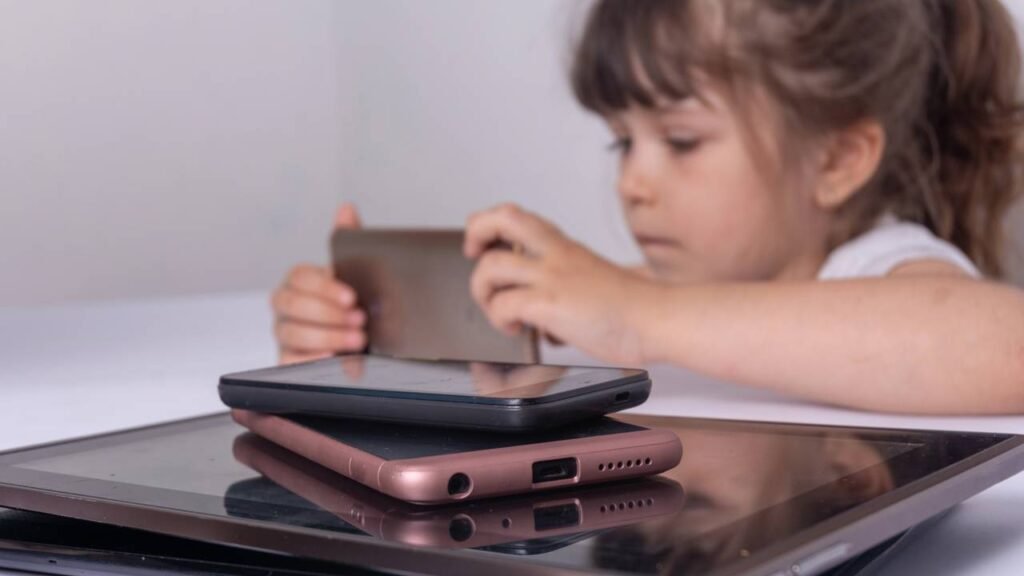 Crianças que possuem celular aos 12 anos possuem maior risco de depressão, diz novo estudo