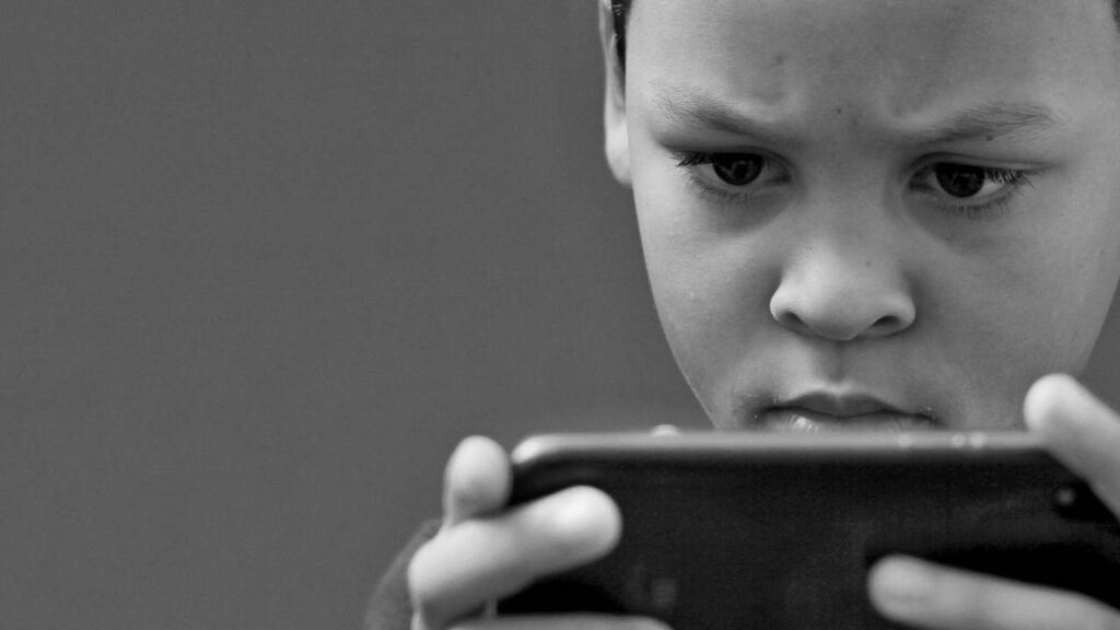 Crianças que possuem celular aos 12 anos possuem maior risco de depressão, diz novo estudo