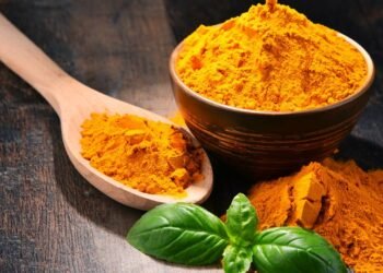 A especiaria amarela que ajuda nas dores articulares e na saúde do cérebro