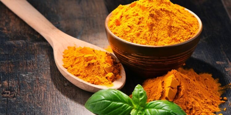 A especiaria amarela que ajuda nas dores articulares e na saúde do cérebro