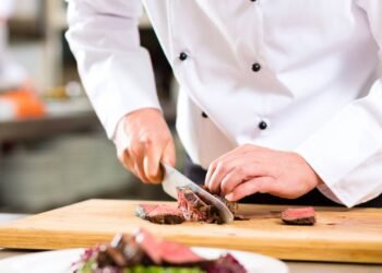 O pequeno erro no corte da carne que pode arruinar sua refeição e poucos sabem