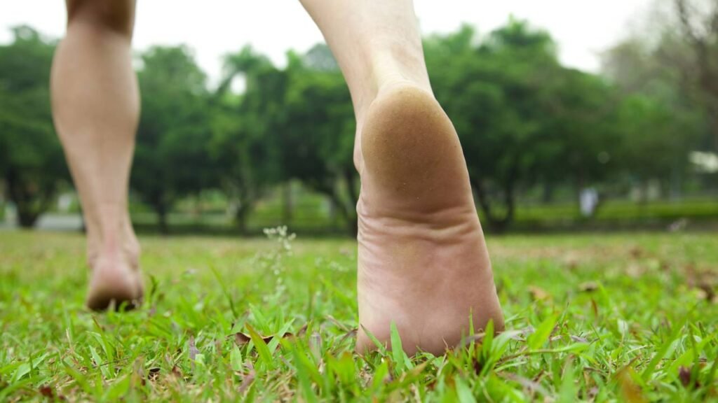 O que significa sonhar que está descalço e por que esse sonho mexe tanto com você