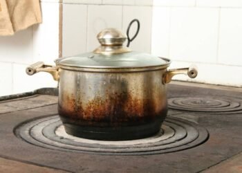 Frigideira preta após o uso pode ser mais comum do que você imagina, veja o motivo e como resolver