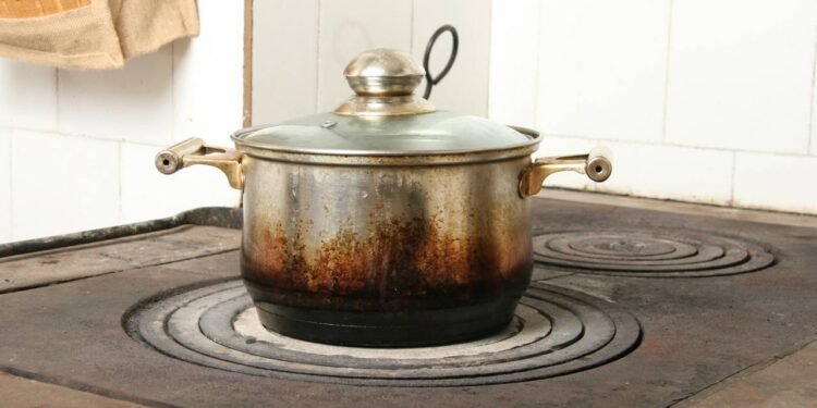 Frigideira preta após o uso pode ser mais comum do que você imagina, veja o motivo e como resolver