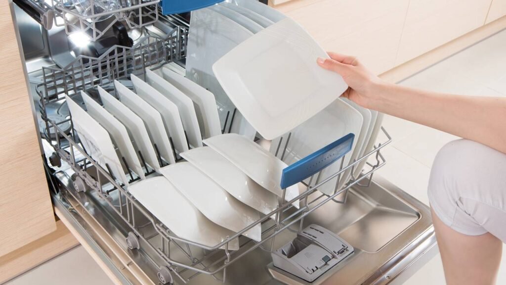 Esse hábito comum pode estar danificando suas taças e talheres sem que você perceba