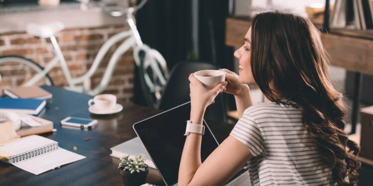 O hábito mais poderoso do dia pode estar no primeiro gole da manhã