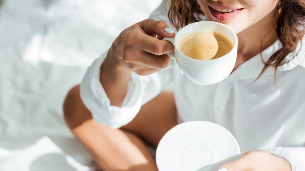 O hábito mais poderoso do dia pode estar no primeiro gole da manhã