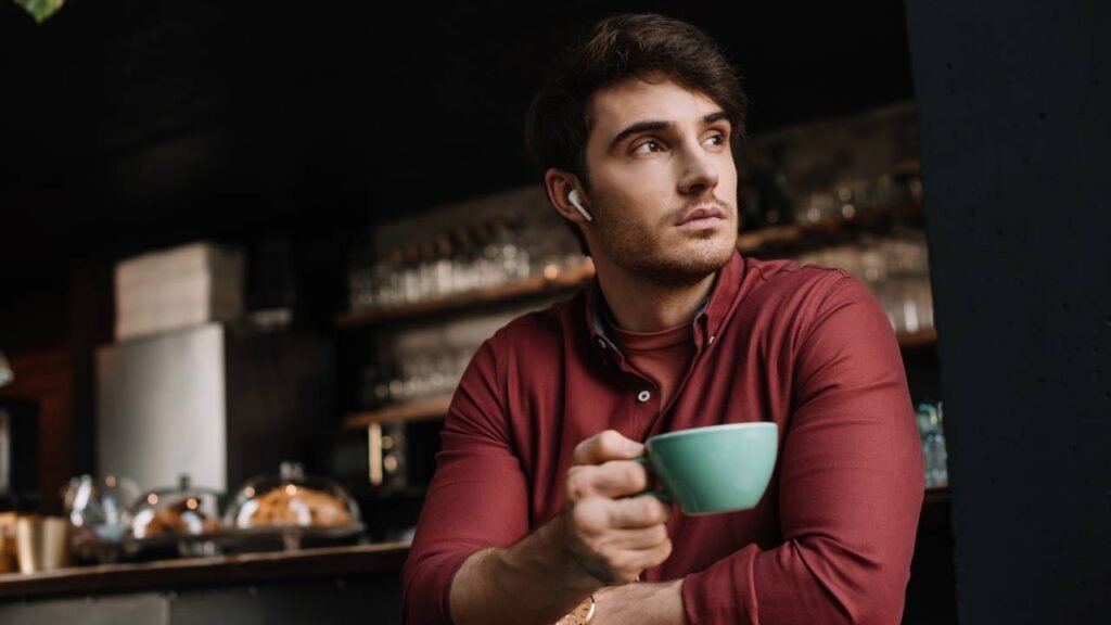 O hábito mais poderoso do dia pode estar no primeiro gole da manhã