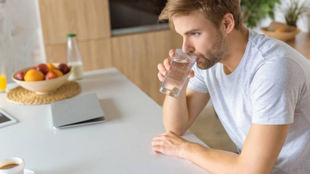 Ficar sem beber água pode bagunçar sua cabeça mais cedo do que você pensa