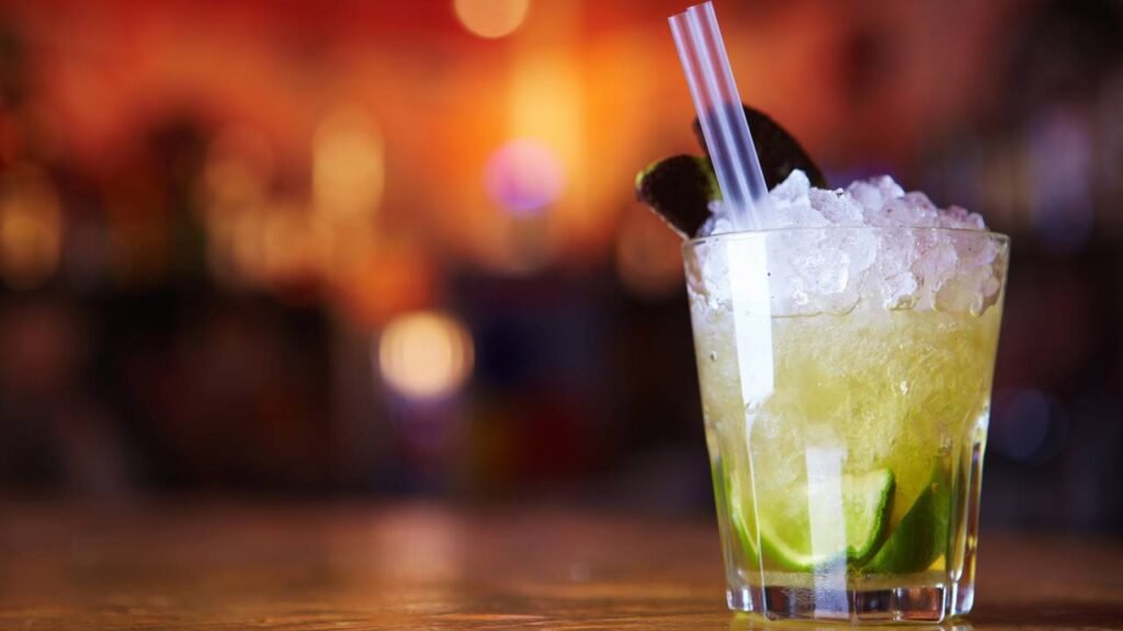 Os 8 nomes de drinks brasileiros que são uma obra de arte e fazem qualquer um rir