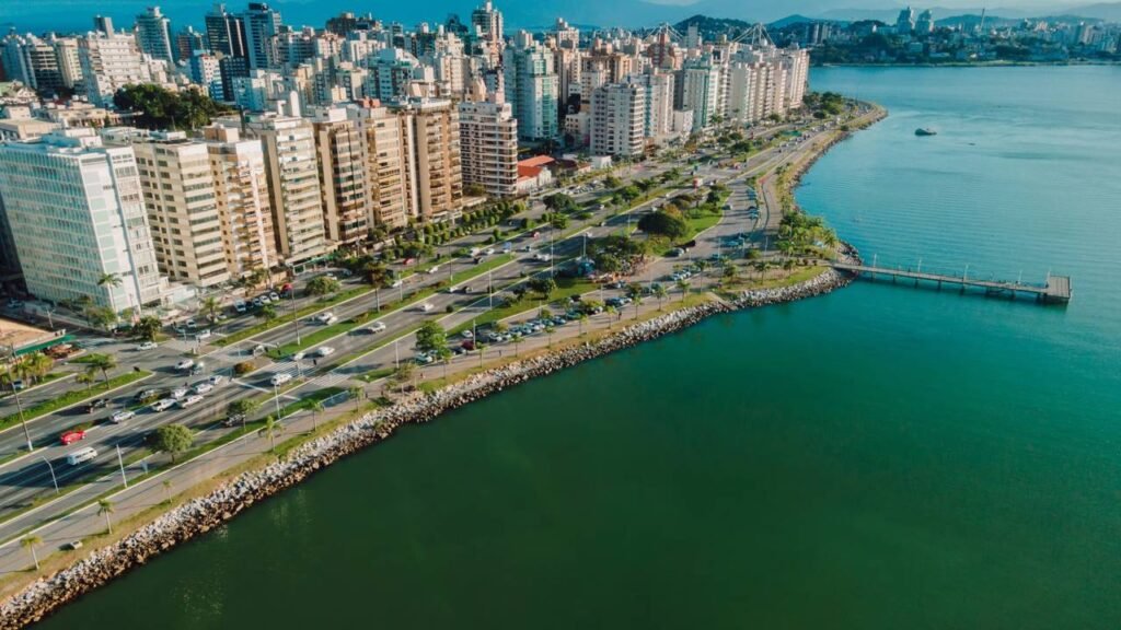 Brasileiros estão migrando em massa para viver e visitar essa ilha paradisíaca conhecida pela qualidade de vida em 2026