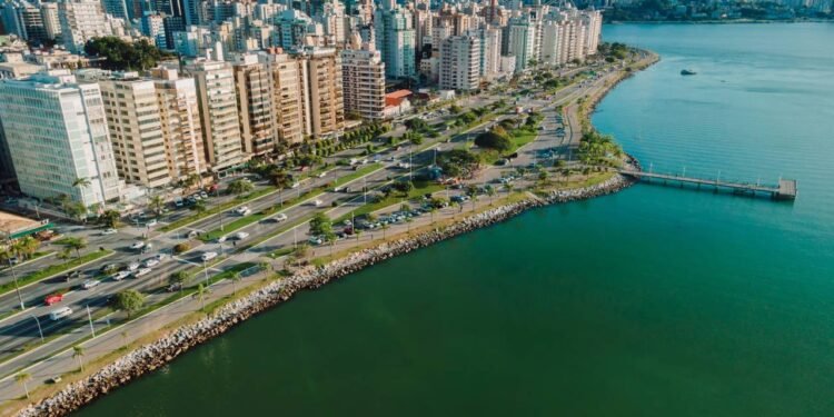 Florianópolis inspira com mares turquesa, trilhas mágicas no sul da ilha e pores do sol no Campeche que renovam a alma em paraíso catarinense de beleza natural infinita. // Créditos: depositphotos.com / Keola