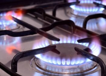 Poucos sabem por que a chama azul do fogão é sinal de economia e segurança em 2025