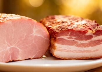 As principais diferenças entre bacon canadense e presunto que você deve conhecer