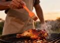 Por que colocar molho barbecue no frango é um erro (e o que fazer em vez disso)