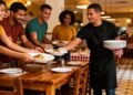 O que significa ajudar garçons em um restaurante, segundo a psicologia