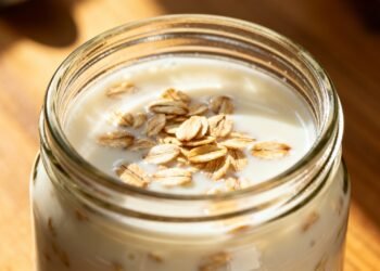 O enxágue final com leite de aveia que acalma o couro cabeludo coçando melhor que shampoos medicinais