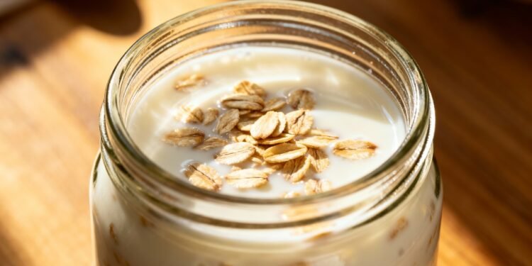 O enxágue final com leite de aveia que acalma o couro cabeludo coçando melhor que shampoos medicinais