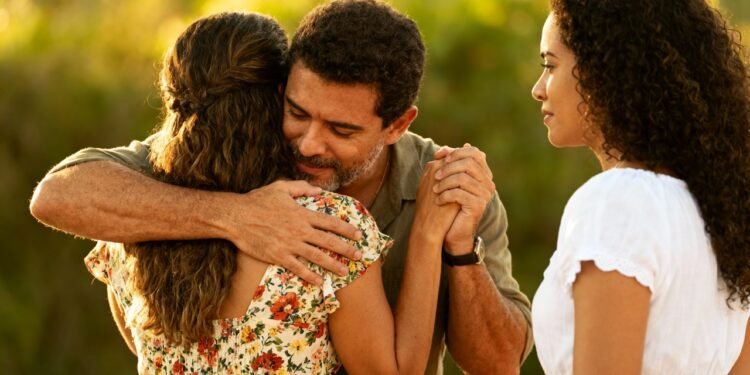 O que a psicologia diz sobre quem se apaixona por pessoas casadas ou com companheiro