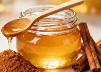A pasta de mel e canela que acaba com as espinhas durante a noite: como a dupla mata as bactérias