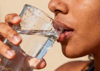 O hábito simples ao acordar que pode ajudar o fígado a funcionar melhor