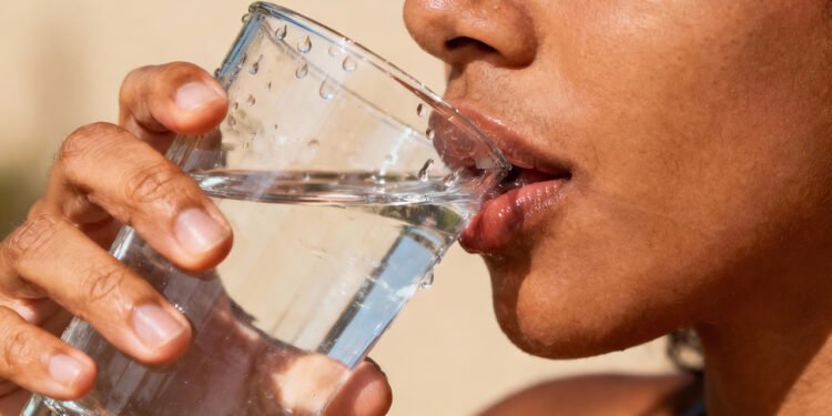 O hábito simples ao acordar que pode ajudar o fígado a funcionar melhor