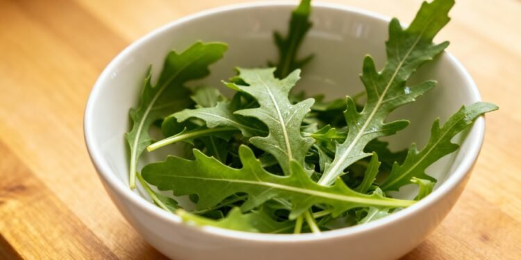 A folha picante que ajuda na saúde e cresce com facilidade até em vasos simples