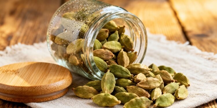 A especiaria que alivia inchaço, fortalece a saúde oral e reduz inflamação naturalmente