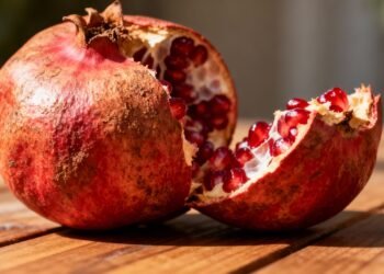 A parte esquecida da fruta que alivia garganta irritada e fortalece a saúde da boca