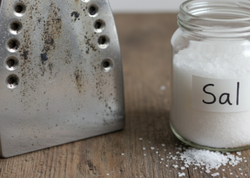 Adeus ferro de passar sujo: como limpar a base queimada usando sal