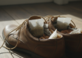 Sachês de chá secos dentro dos sapatos: a alternativa eficiente ao talco