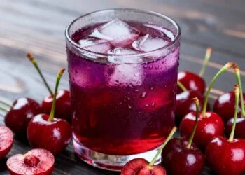 O suco de cereja azeda (Tart Cherry) que age como melatonina natural e te faz dormir a noite toda
