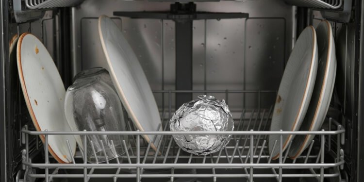 Por que você deve colocar uma bola de papel alumínio na lava-louças