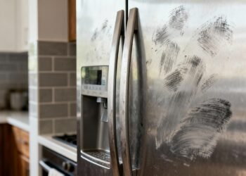 Como remover adesivos e manchas da geladeira