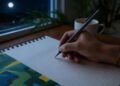Fazer um Brain Dump no papel antes de dormir desliga a mente e impede a insônia