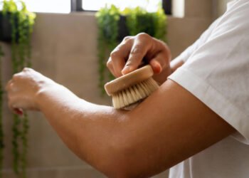 Escovar o corpo a seco (Dry Brushing) antes do banho para ativar o sistema linfático e energia