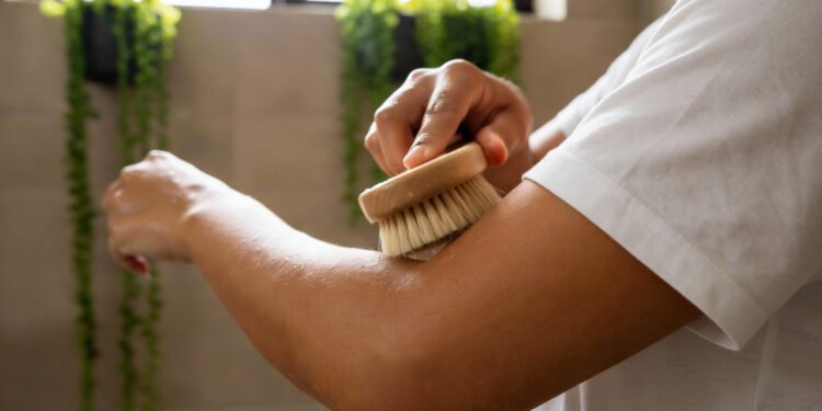 Escovar o corpo a seco (Dry Brushing) antes do banho para ativar o sistema linfático e energia