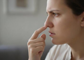 O que significa cutucar o nariz no dia a dia?