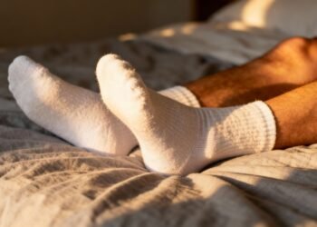 Dormir de meias melhora a circulação? A verdade que você tem que saber