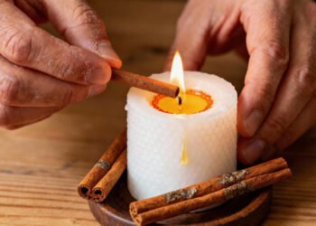 O que acontece quando você acende uma vela com canela na sua casa
