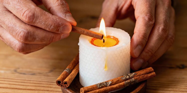 O que acontece quando você acende uma vela com canela na sua casa