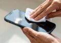 5 coisas que você deve limpar no celular e provavelmente nunca limpou
