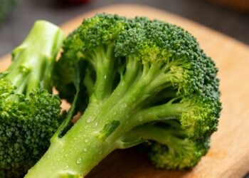 Pouca gente sabe, mas esse vegetal fortalece o fígado e combate inflamação silenciosa