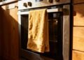 Adeus panos de prato pendurados no forno: a nova tendência prática para guardá-los em 2026