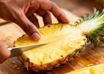 Os 5 benefícios de consumir abacaxi todos os dias