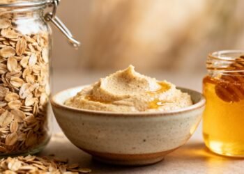 O esfoliante de aveia e mel que acalma crises de eczema: como os anti-inflamatórios curam suavemente